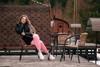 Арочный домик на краю леса с торцевым входом — фото 2