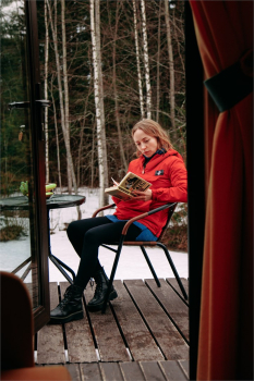 Арочный домик на краю леса без душа — фото 4