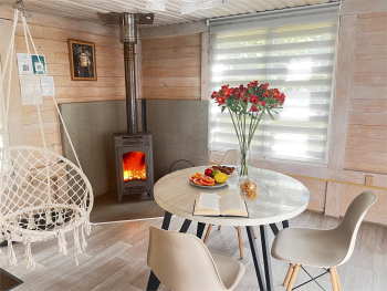 Кантри с закрытой верандой и камином — фото 1