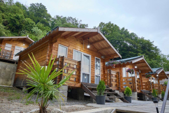 Деревянный эко-дом на 4 человека с двумя раздельными или одной двуспальной кроватью — фото 7