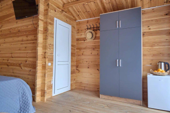 Деревянный эко-дом на 4 человека с двумя раздельными или одной двуспальной кроватью — фото 8
