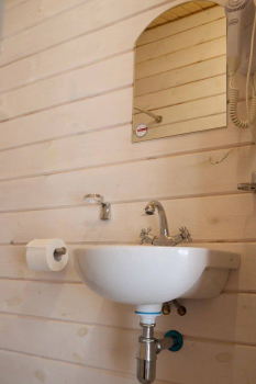 Деревянный эко-дом на 4 человека с двумя раздельными или одной двуспальной кроватью — фото 13