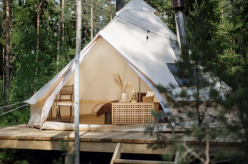 Стандартный шатер в хвойном лесу — фото 1