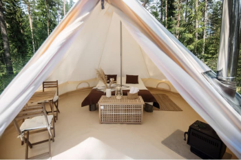 Стандартный шатер в хвойном лесу — фото 3