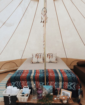 Шатер на берегу озера — фото 3