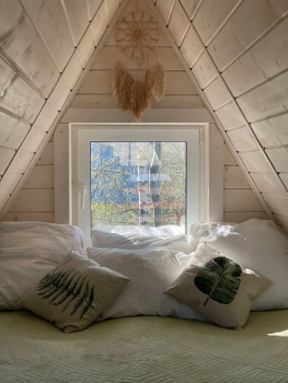 Треугольный дом с видом на водоем — фото 3