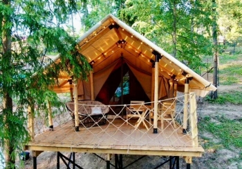 Тент-хаус с большой кроватью и диваном — фото 1