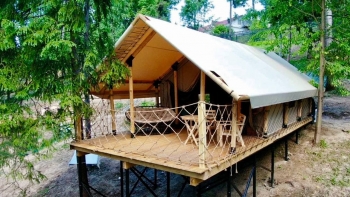 Тент-хаус с одной большой кроватью — фото 1