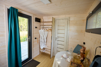 Домик среди деревьев — фото 2