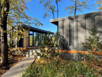 Зона патио с 2-мя бунгало  — фото 1