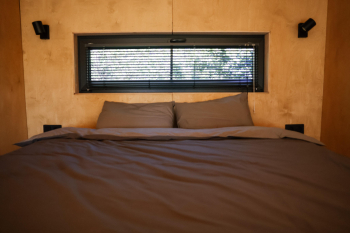 Большой Хитте с террасой и панорамным окном | красивый вид на дюны, сквозь которые частично видно море — фото 8