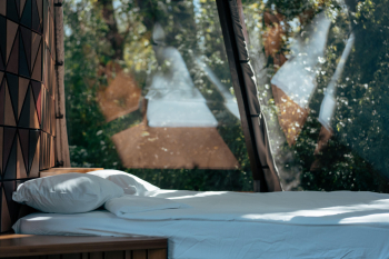 Нео Типи 360 с террасой | красивый панорамный вид на небо и дюны, сквозь которые частично видно море — фото 3