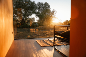 Большой Хитте с террасой и панорамным окном | красивый вид на дюны, сквозь которые частично видно море — фото 4