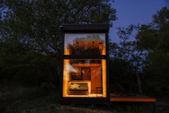 Большой Хитте с террасой и панорамным окном | красивый вид на дюны, сквозь которые частично видно море — фото 1