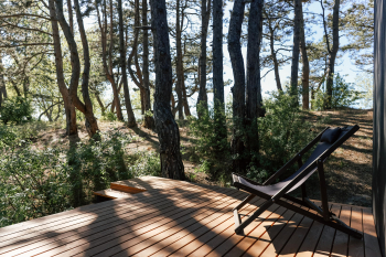 Большой Хитте с террасой и панорамным окном | красивый вид на дюны, сквозь которые частично видно море — фото 12