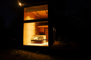 Большой Хитте с террасой и панорамным окном | красивый вид на дюны, сквозь которые частично видно море — фото 10