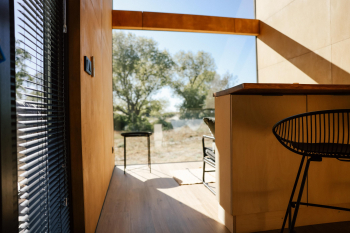 Большой Хитте с террасой и панорамным окном | красивый вид на дюны, сквозь которые частично видно море — фото 5