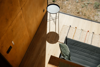 Большой Хитте с террасой и панорамным окном | красивый вид на дюны, сквозь которые частично видно море — фото 6