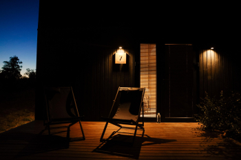 Большой Хитте с террасой и панорамным окном | красивый вид на дюны, сквозь которые частично видно море — фото 9