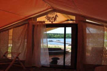 Сафари-тент с горячим чаном на террасе(вид на озеро) — фото 1