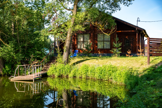 Дом с русской баней на пруду