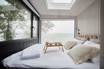 Домик на 2 с видом на озеро и мансардным окном — фото 3