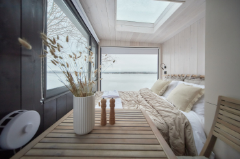 Домик на 2 с видом на озеро и мансардным окном — фото 4