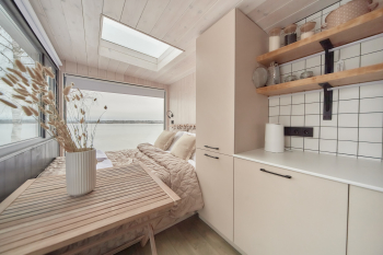 Домик на 2 с видом на озеро и мансардным окном — фото 5