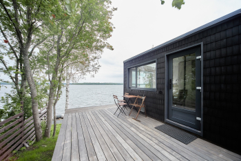 Домик на 2 с видом на озеро и мансардным окном — фото 1