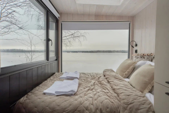 Домик на 2 с видом на озеро и мансардным окном — фото 2