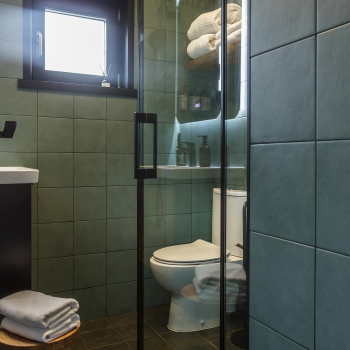 Зеленый дом с камином — фото 10