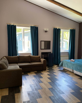 Двухкомнатный коттедж с верандой — фото 21