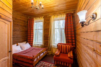 Двухместный красный -стандарт с двухспальной кроватью и доп.местом — фото 1