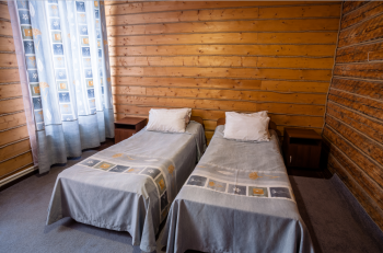 Двухместный синий -эконом с двумя раздельными кроватями и доп.местом — фото 1