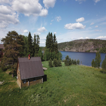 Дом двухэтажный с балконом и камином — фото 1