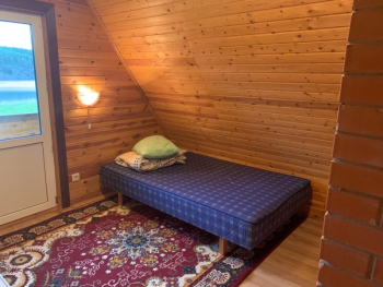 Дом двухэтажный с балконом и камином — фото 3