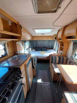 Английский кемпер с двуспальной кроватью и дополнительным местом для ребёнка — фото 1