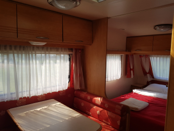 Двухместный кемпер с одной двуспальной кроватью и дополнительным местом для ребёнка — фото 4