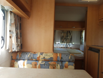 Двухместный кемпер с одной двуспальной кроватью и дополнительным местом для ребёнка — фото 3