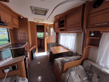 Двухместный кемпер с одной двуспальной кроватью и дополнительным местом для ребёнка — фото 5