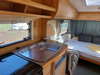 Английский кемпер с двуспальной кроватью и дополнительным местом для ребёнка — фото 6