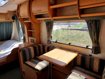 Английский кемпер с двуспальной кроватью и дополнительным местом для ребёнка — фото 5