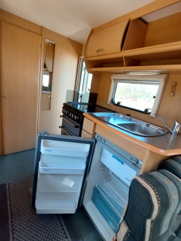 Английский кемпер с двуспальной кроватью и дополнительным местом для ребёнка — фото 3