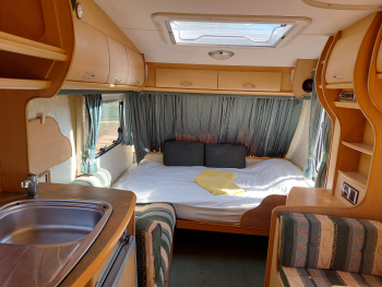 Английский кемпер с двуспальной кроватью и дополнительным местом для ребёнка — фото 4