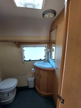 Английский кемпер с двуспальной кроватью и дополнительным местом для ребёнка — фото 2