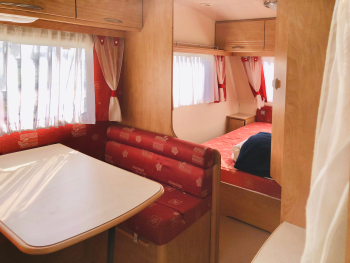 Двухместный кемпер с одной двуспальной кроватью и дополнительным местом для ребёнка — фото 1