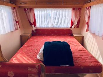 Двухместный кемпер с одной двуспальной кроватью и дополнительным местом для ребёнка — фото 2