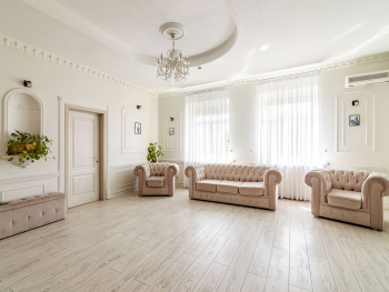 Дом с бассейнами и банкетным залом — фото 1