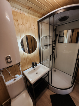 Домик с террасой на крыше у воды  — фото 8