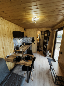 Домик с террасой на крыше у воды  — фото 5